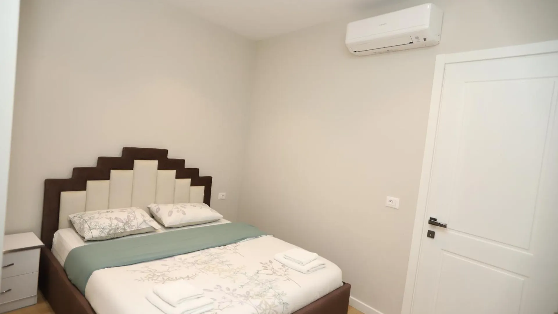 J&D Rooms Korce 0*,