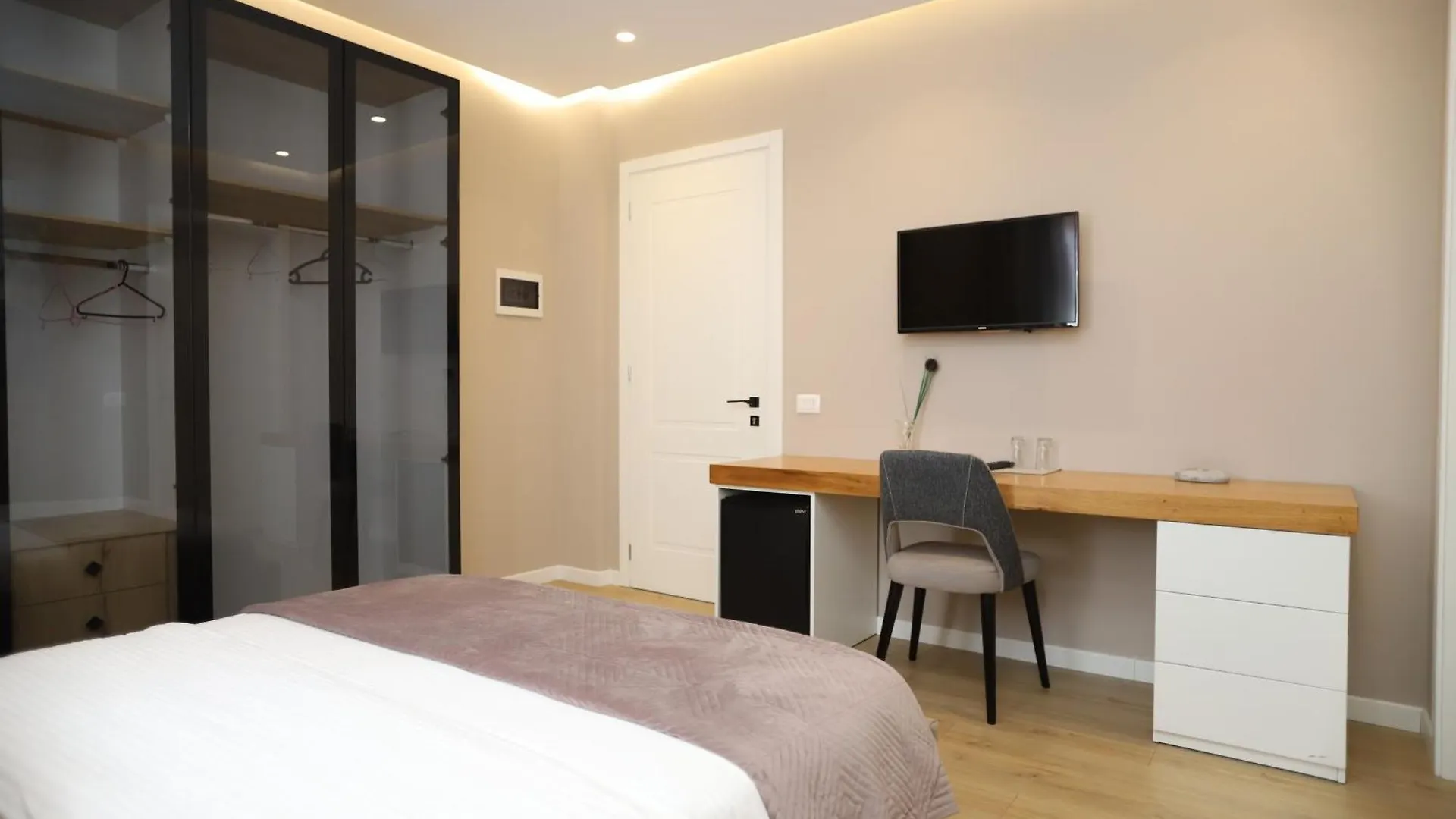 J&D Rooms Korce 0*,