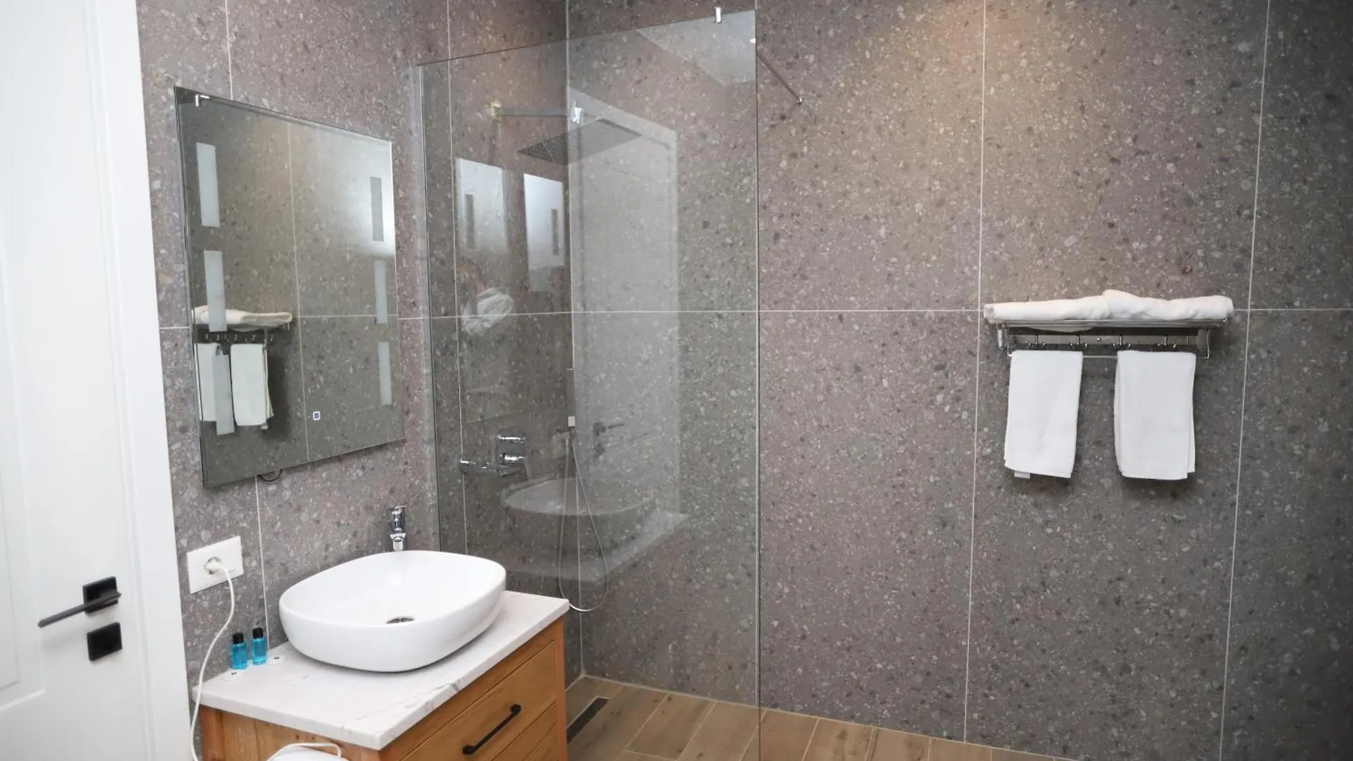 J&D Rooms Korce 0*,  Albánie